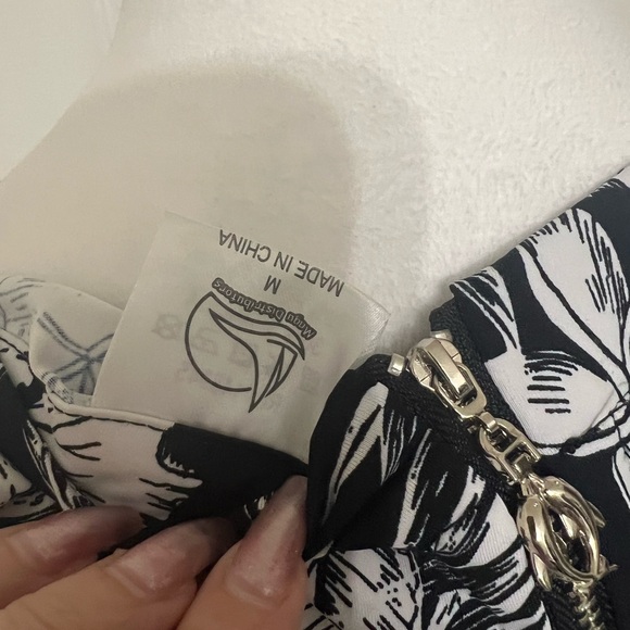 Chic Black and White Floral Midi Dress - Picture 4 of 4